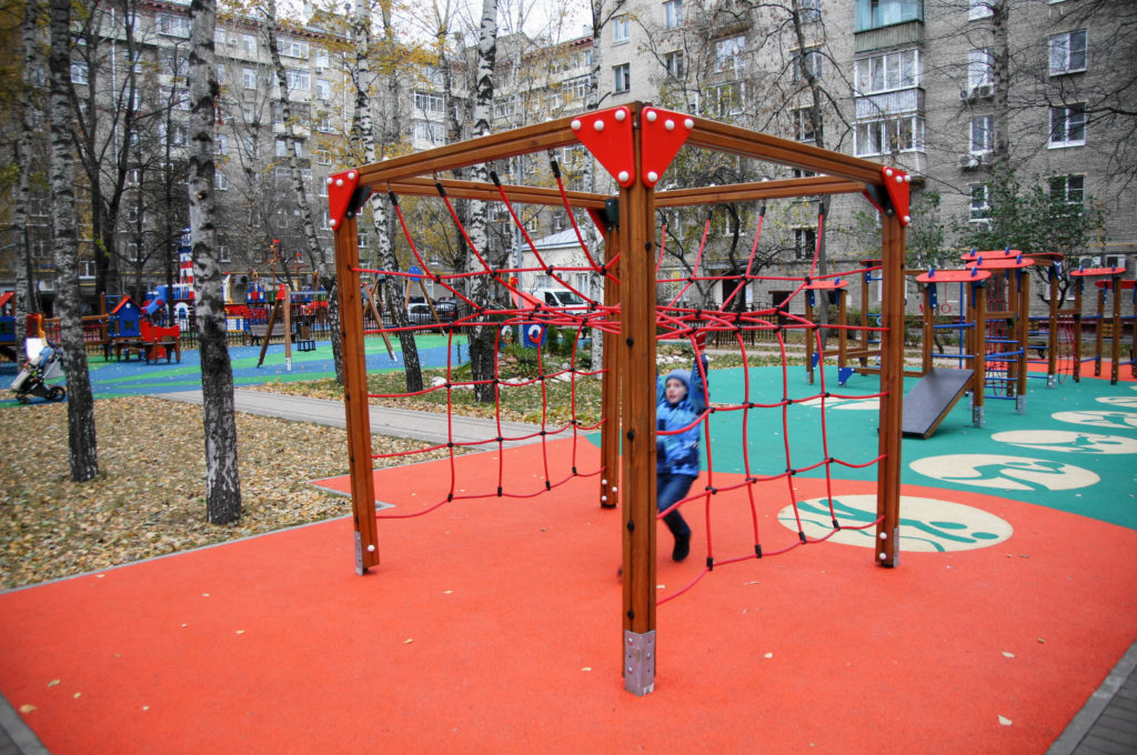 Площадка около. Континент Новосибирск детская площадка. Детская площадка на Континент Новосибирск Троллейная. Спортивная площадка возле континента. Детская площадка у континента на Троллейной.